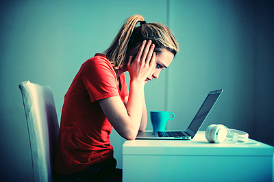 FRau vor Laptop