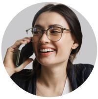 Junge Frau am Telefon
